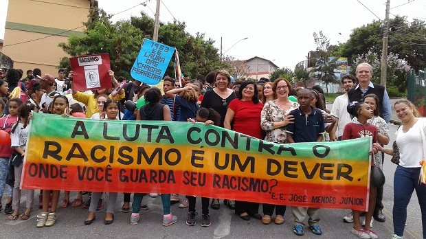 O secretário adjunto Wieland Silberschneider e a subsecretária de Desenvolvimento da Educação Básica, Augusta Mendonça, participaram da Caminhada da Promoção da Igualdade Racial no Aglomerado da Serra, em BH. Foto: Divulgação 